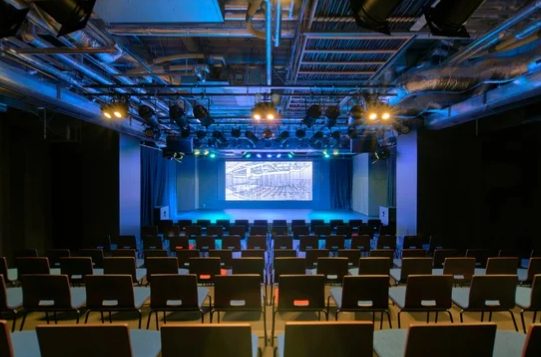 夢を追う若手芸人の舞台裏へ。シアターマーキュリー新宿×ワタナベお笑いライブ、「ABEMA」でCM配信開始！のアイキャッチ画像